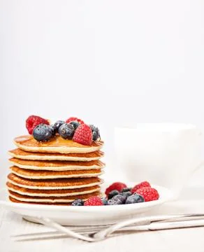 Stack of pancakes with berries breakfast Foto stock