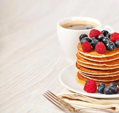 Stack of pancakes with berries breakfast Foto stock