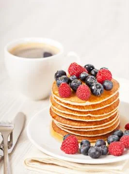 Stack of pancakes with berries breakfast Stock-Fotos