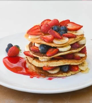 Stack of Pancakes with Fresh Berries and Bananas Fotos Stock