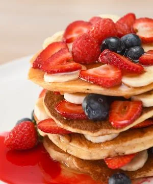 Stack of Pancakes with Fresh Berries and Bananas Fotos de archivo