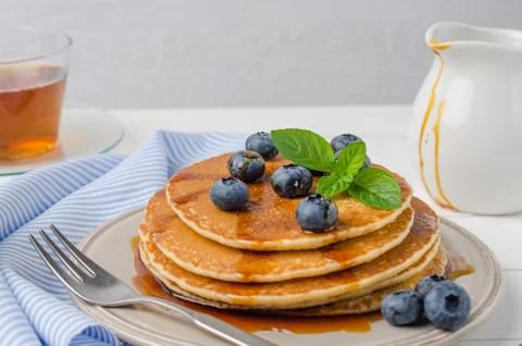 Stack of pancakes with fresh blueberry and caramel syrup Foto stock
