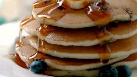 Stack of Pancakes with Melting Butter. adds maple syrup to pancakes in kitchen. Vídeo Stock 336589062