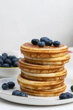 Stack of pancakes on plate with blueberries, side view Foto stock