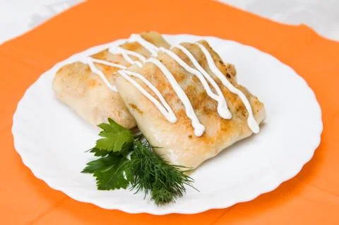 Stack of pancakes with stuffing on a white plate Foto stock