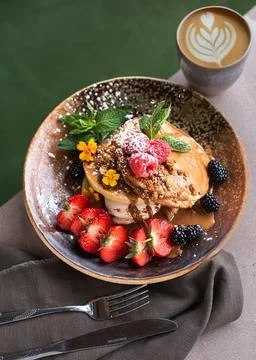 Stack of Pancakes with Whipped Cream and Fresh Berries. Foto stock