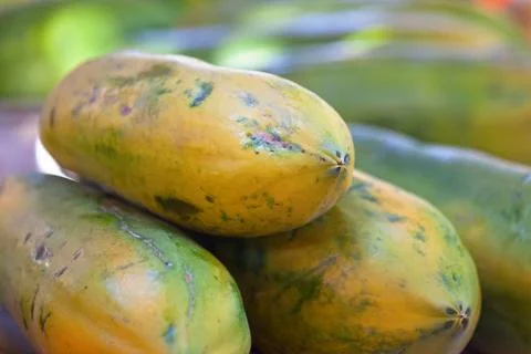 Stack of Papayas on a market stall Foto stock