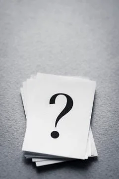 Stack of paper cards with a printed question mark Foto stock