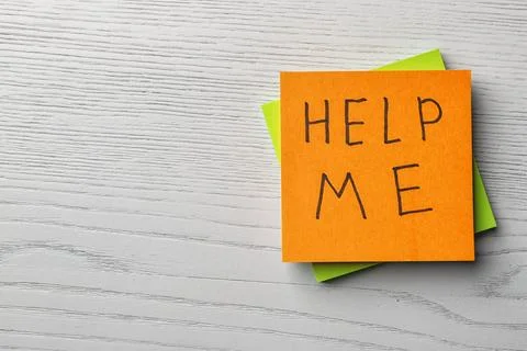 Stack of paper notes with words HELP ME on white wooden background, top view. Foto stock