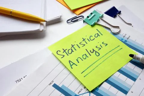 A stack of papers with a report and a sticky note statistical analysis. Foto stock