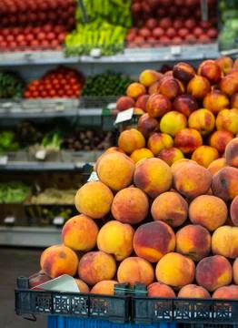 Stack of peaches in the market. Foto stock