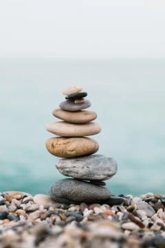 Stack of pebble stones on the beach. Spa and spiritual concept Foto stock