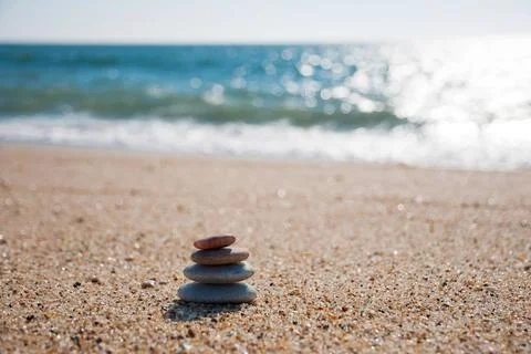 Stack of pebble stones on the beach Stack on pebble stones on the beach in... Foto stock