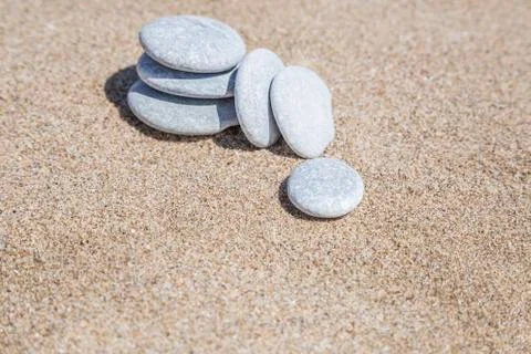 Stack of pebble stones unbalanced on a sandy beach Stock-Fotos