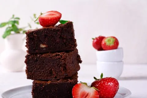 Stack of pieces of chocolate brownie with nuts and strawberry Foto stock