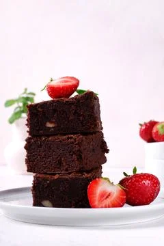 Stack of pieces of chocolate brownie with nuts and strawberry Foto stock