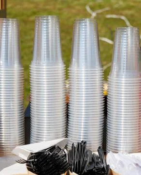 A stack of plastic cups and forks 库存照片
