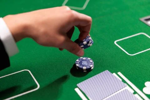 Stack of poker chips on a green table. Foto stock