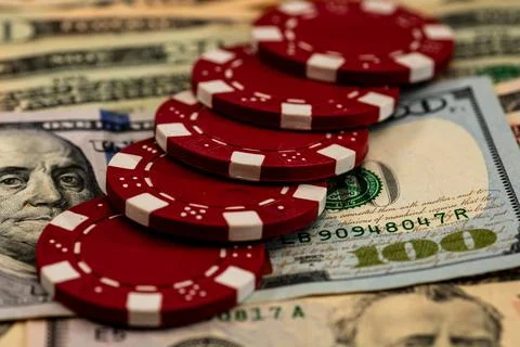 Stack of poker chips over american dollar bills and playing cards represent.. Foto stock