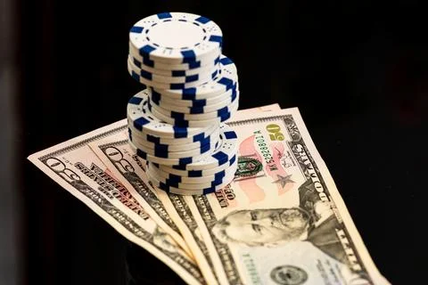 Stack of poker chips over american dollar bills and playing cards represent.. Foto stock