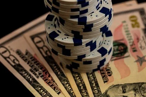 Stack of poker chips over american dollar bills and playing cards represent.. Foto stock