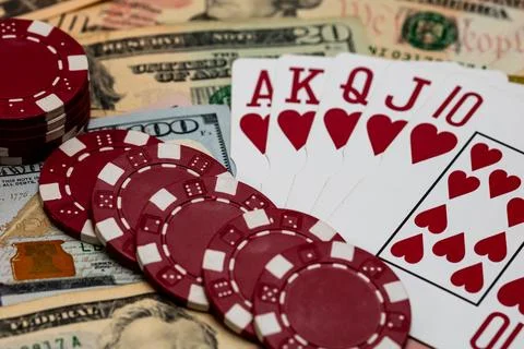 Stack of poker chips over american dollar bills and playing cards represent.. Foto stock