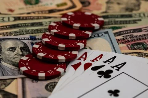 Stack of poker chips over american dollar bills and playing cards represent.. Foto stock