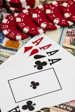 Stack of poker chips over american dollar bills and playing cards represent.. Foto stock
