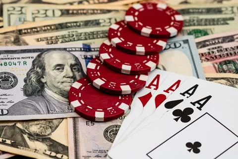 Stack of poker chips over american dollar bills and playing cards represent.. Foto stock