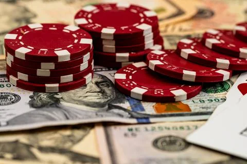 Stack of poker chips over american dollar bills and playing cards represent.. Foto stock