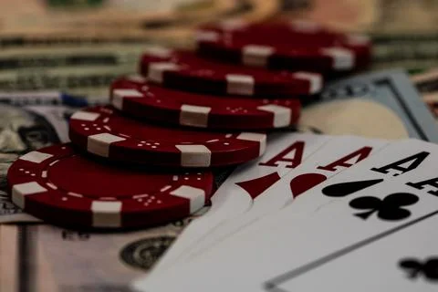 Stack of poker chips over american dollar bills and playing cards represent.. Foto stock