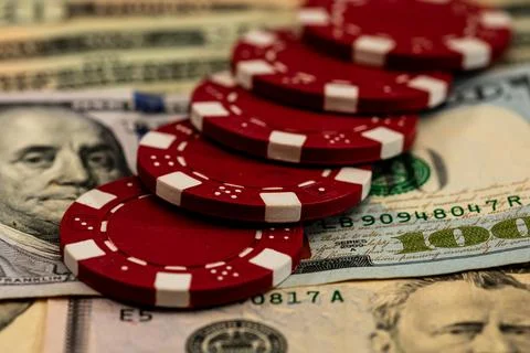 Stack of poker chips over american dollar bills and playing cards represent.. Foto stock