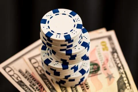 Stack of poker chips over american dollar bills and playing cards represent.. Foto stock