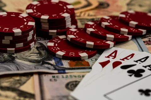 Stack of poker chips over american dollar bills and playing cards represent.. Foto stock
