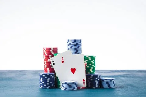Stack of poker chips with two aces on a white background isolate Foto stock