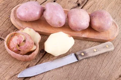 Stack of potatoes on wooden table (Solanum tuberosum) 스톡 사진