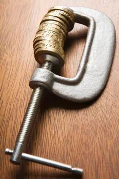 Stack of pound coins in vice Foto stock