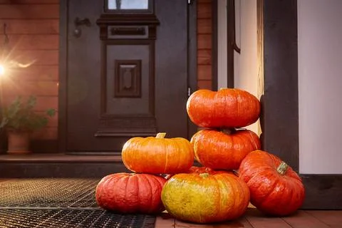 Stack the pumpkins at the door of the house. Home decor for Halloween. Autumn 스톡 사진