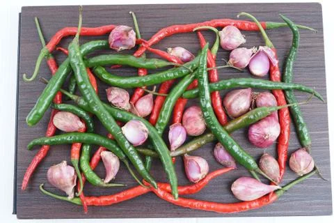 Stack of red and green peppers with red onion Foto stock