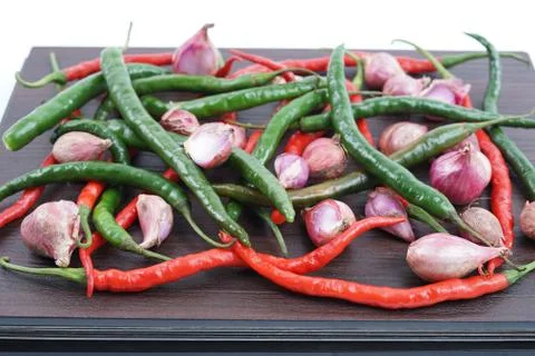 Stack of red and green peppers with red onion Foto stock
