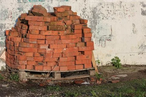 Stack Of Red Bricks On Wooden Pallet Foto stock