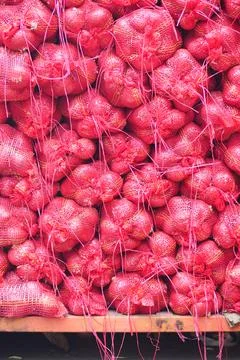 Stack of red onion in bags Foto stock