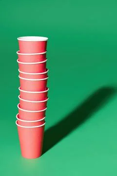 Stack of red paper cup on green background Foto stock
