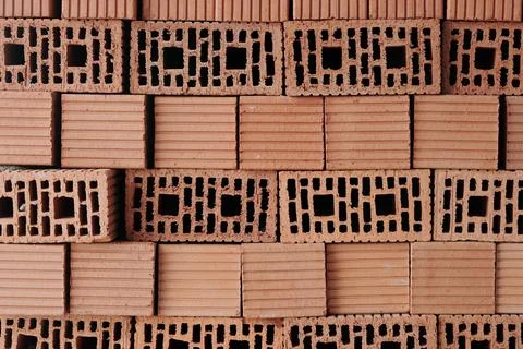 Stack of red solid clay bricks formed by several layers prepared for building Foto stock
