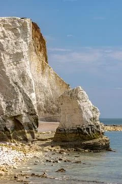 Stack rocka and chalk cliffs at Seaford on the Sussex coast, with a blue sk.. Foto stock
