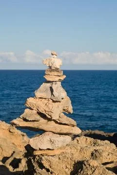 Stack of rocks on coast of Kauai Pyramid shaped stack of rocks balanced on... 스톡 사진