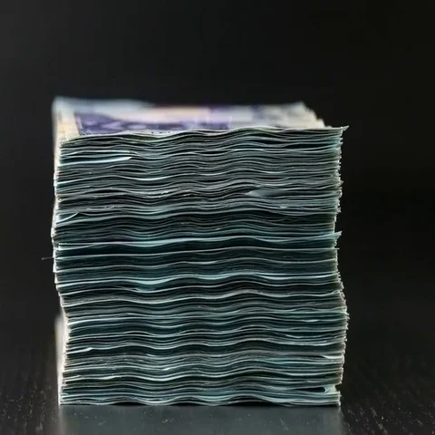Stack of romanian currency decreasing 動画素材 69537417
