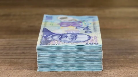 Stack of romanian currency decreasing - timelapse Video stock 70464710