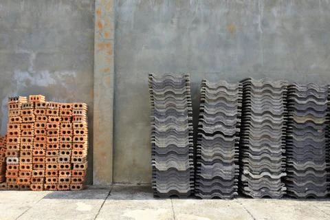 Stack roofing tiles and red brick for building construction Foto stock