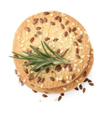 Stack of round cereal crackers with flax, sunflower, sesame seeds and rosem.. Stockfoto's